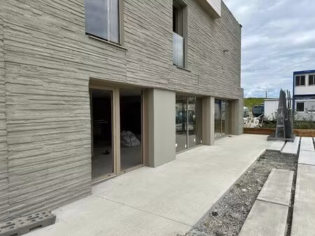 a saisir immediatement ! dernier local d'activité de 104 20 m² à la motte-servolex !