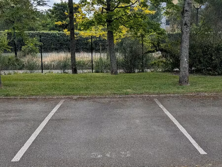 location parking / box  élancourt