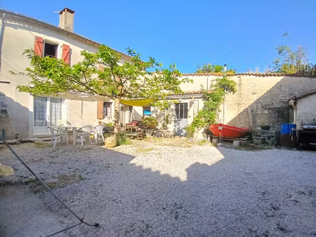 maison en pierre avec cour fermée  dépendances et grange