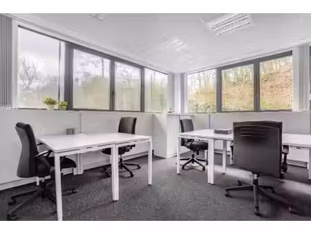 espace de bureau pour 5 postes de travail à regus jambes
