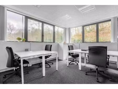 espace de bureau privé pour 5 personnes à regus jambes