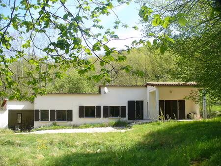 isolée dans vallée verdoyante  1.4ha de terrain