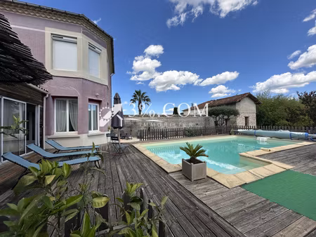 maison de caractère  fort potentiel  dépendances et piscine.