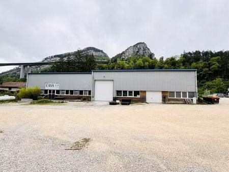 local commercial et industriel de 1200m2