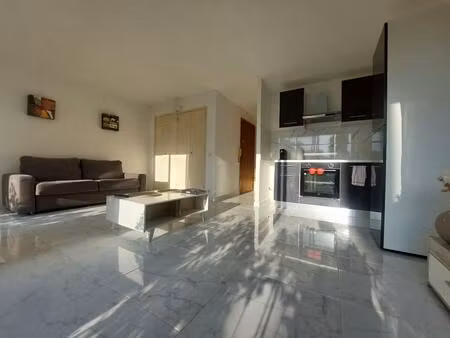 studio refait à neuf - rez de jardin avec terrasse - 2 cours de tennis/piscine/cave