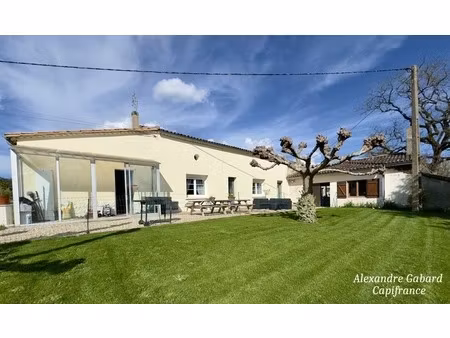 maison en pierres de plain pied rénovée - 3 chambres - dépendances - terrain 5.2 hectares