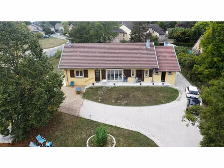 maison située au sud louhans et ses 157 arcades  proche de l'autoroute a39.