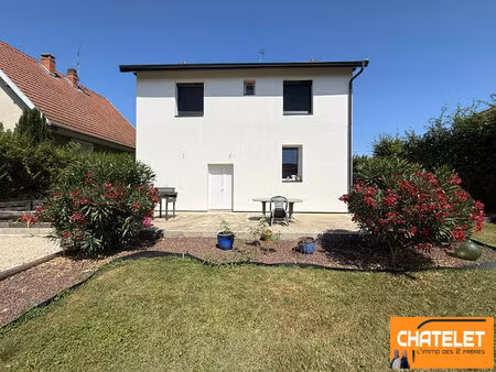 maison très bien située avec un jolie jardin