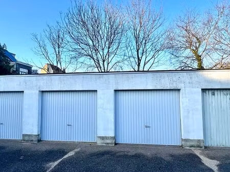 box fermé et sécurisé dans le complexe de garages apollon