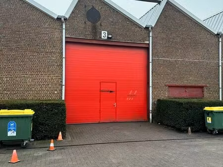 2 040 m² d'entrepôt + 242 m² de bureaux à vendre