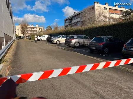 loue place de parking exterieure