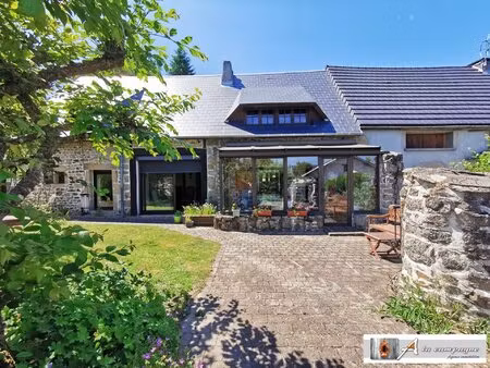 jolie maison en pierres avec dépendances et terrain