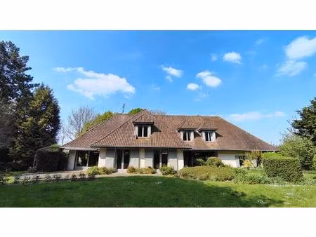 propriété de 300 m² habitables  6 chambres  bâtie sur un parc de 8480 m² arboré