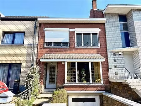 bonne maison avec garage et jardin