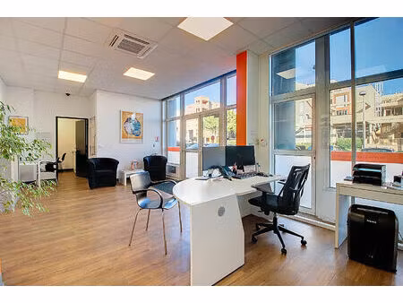 local commercial sur axe passant  belle visibilité et facilité de stationnement