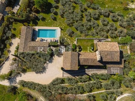 maison traditionnelle en pierre avec annexe  garages  piscine miroir et vues superbes