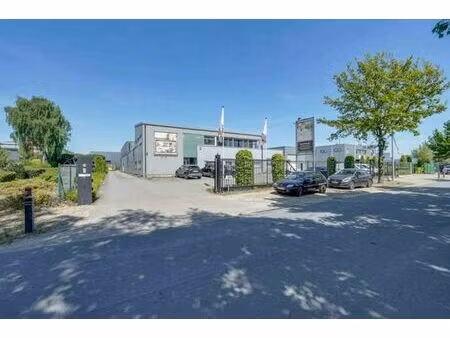 ruim instapklaar industriepand met burelen en appartement