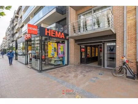 rez-de-chaussée commercial entièrement aménagé à emplacem...