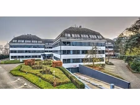 complexe de bureaux moderne à proximité de la r11