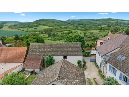maison en pierres à aluze avec dépendances sur un terrain clos et arboré de 1270m2
