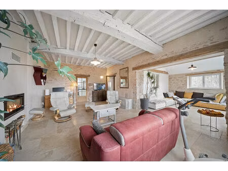 maison en pierres à aluze avec dépendances sur un terrain clos et arboré de 1270m2