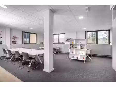 accès illimité aux bureaux de regus jambes