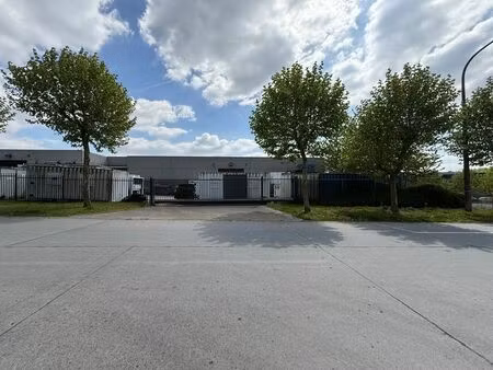 magazijn van 720 m² op een terrein van 5.000 m² te koop