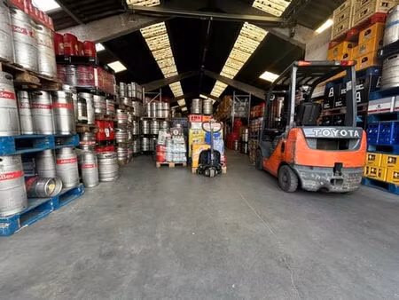 entrepôt avec magasin/bureau à vendre