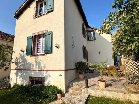 maison de ville. 4 chambres. jardin. dépendance.