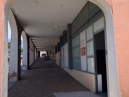 local commercial port de bouc