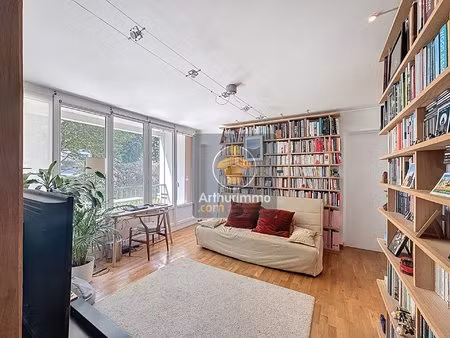 f4 lumineux avec balcon