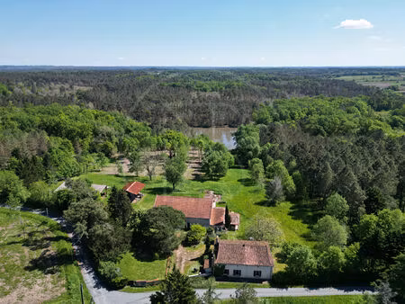 ancienne ferme avec vue sur l'étang