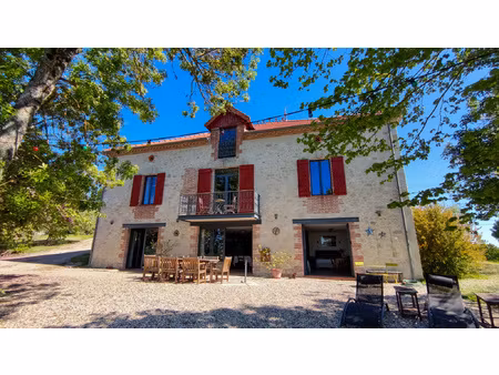 propriété comprenant une maison   un gite   un garage atelie