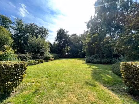 7 fontaines - terrain arboré à bâtir sur 25 ares sud