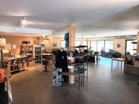 commerce magasin de location de trottinettes électriques tout-terrain et vtt à assistance 