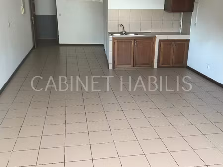 a louer - studio avec mezzanine d'environ 68.70m2 - saint jo