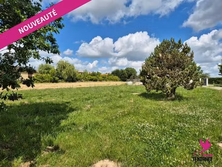 joli terrain viabilisé de 718 m² au calme.