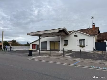 local/entrepôt  situé dans le centre de dignac sur la route principale 196 m2