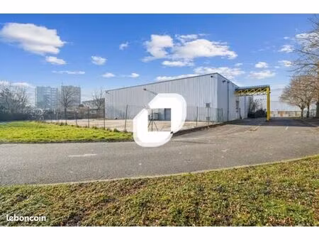 local d'activité 1 418 m²