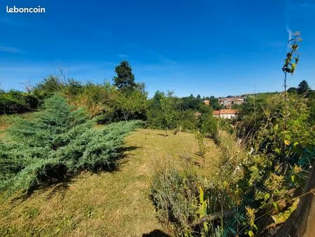 terrain de loisirs avec vue sur tour charlemagne