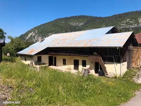 corps de ferme mitoyen à réhabiliter avec terrain