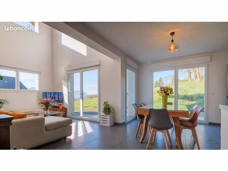 maison récente avec vue au calme  garage et parkings. dpe b / a