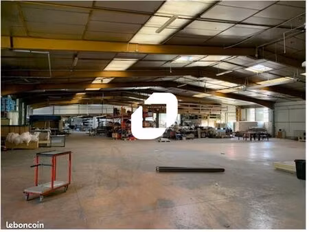 local industriel 2 560 m²