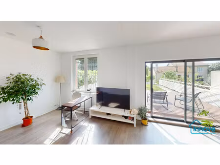 maison familiale sur trois niveaux avec terrasse et jardin