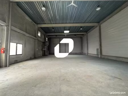 local industriel 592 m²