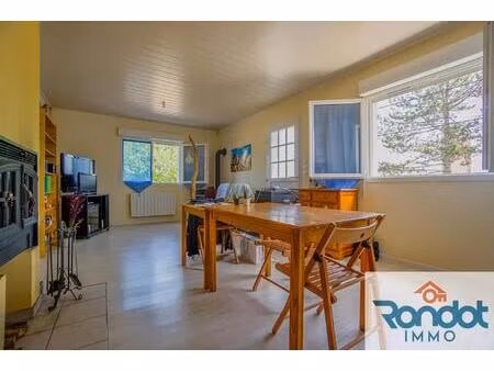 logement 4 pièces/3 chambres d'une surface de 135 m2 + hangar attenant sur une parcelle de