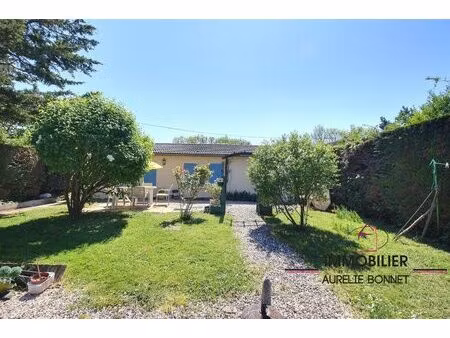 deux maisons de plain pied entourées de verdure