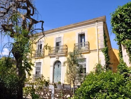 élégante maison avec piscine et dépendances
