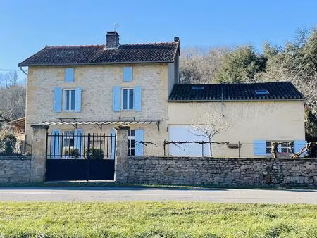 belle maison familiale avec piscine et jardin clos à proximité immédiate du beau village..