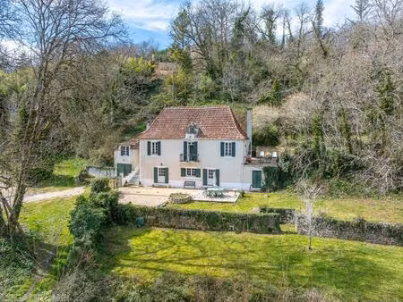 au bout d'un impasse  tres belle maison atypique en pierre